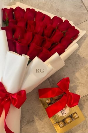 Bouquet de 24 Rosas Rojas + Ferrero x 8 Unidades