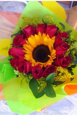 Bouquet x 12 Rosas Rojas Y Un Girasol