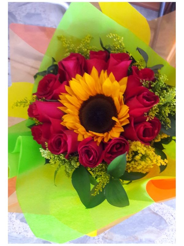 Bouquet x 12 Rosas Rojas Y Un Girasol